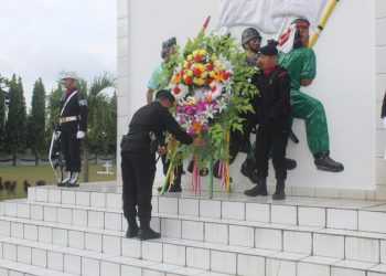 Satuan Brimob Polda Jambi saat menggelar Ziarah ke Makam Pahlawan Satria Bhakti Jambi (foto: ist)