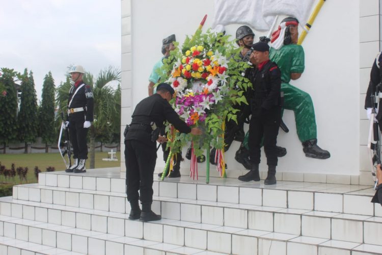 Satuan Brimob Polda Jambi saat menggelar Ziarah ke Makam Pahlawan Satria Bhakti Jambi (foto: ist)