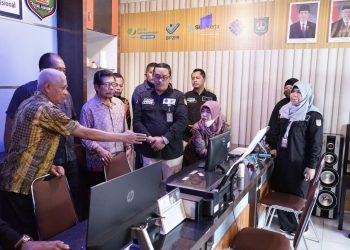 Bupati Asahan H. Surya, BSc melaunching Aplikasi Sistem Informasi Ketenagakerjaan Kabupaten Asahan (SIKAS) dan menutup virtual Asahan job fair 2022 (foto: ist)