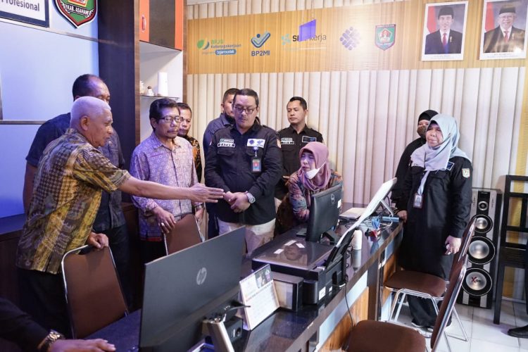 Bupati Asahan H. Surya, BSc melaunching Aplikasi Sistem Informasi Ketenagakerjaan Kabupaten Asahan (SIKAS) dan menutup virtual Asahan job fair 2022 (foto: ist)