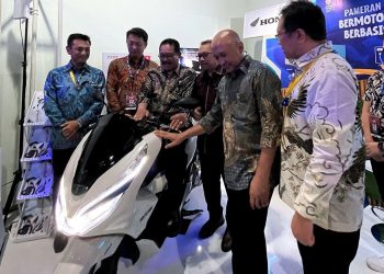 3 unit Honda PCX Electric (termasuk 1 unit Emergency Road Assist/ERA) menjadi bagian rangkaian Touring Kendaraan Bermotor Listrik Berbasis Baterai di Bali (11/11).