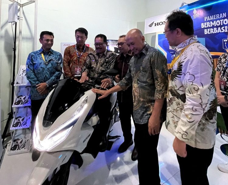 3 unit Honda PCX Electric (termasuk 1 unit Emergency Road Assist/ERA) menjadi bagian rangkaian Touring Kendaraan Bermotor Listrik Berbasis Baterai di Bali (11/11).