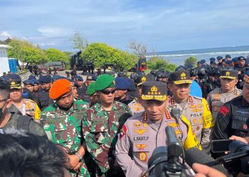 Kapolri Jenderal Listyo Sigit Prabowo meninjau posko Brimob Pura Geger Bali guna persiapkan pengamanan penyelenggaraan Konferensi Tingkat Tinggi (KTT) G20 di Bali (foto: ist)