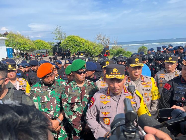 Kapolri Jenderal Listyo Sigit Prabowo meninjau posko Brimob Pura Geger Bali guna persiapkan pengamanan penyelenggaraan Konferensi Tingkat Tinggi (KTT) G20 di Bali (foto: ist)