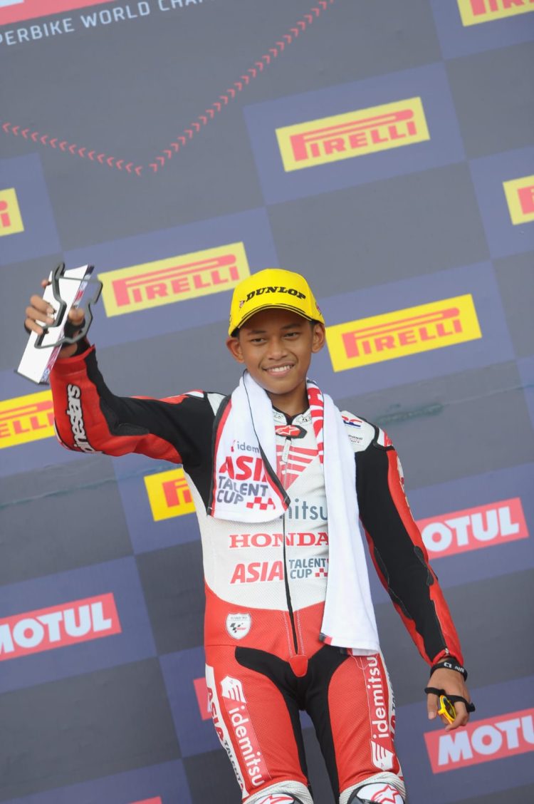 Veda Ega Pratama berhasil meraih podium tertinggi pada race pertama seri keenam di ajang Idemitsu Asia Talent Cup (IATC) 2022 (foto: ist)