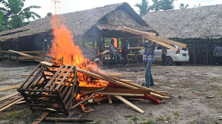 Lokasi perjudian Sabung Ayam di Desa Tangkit (foto: Humas PMJ)