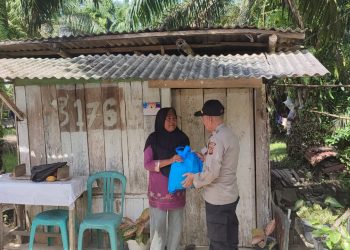 Polres Muaro Jambi gandeng DPD PWRI dan Tribrata TV bagikan puluhan sembako (foto: Humas PMJ)