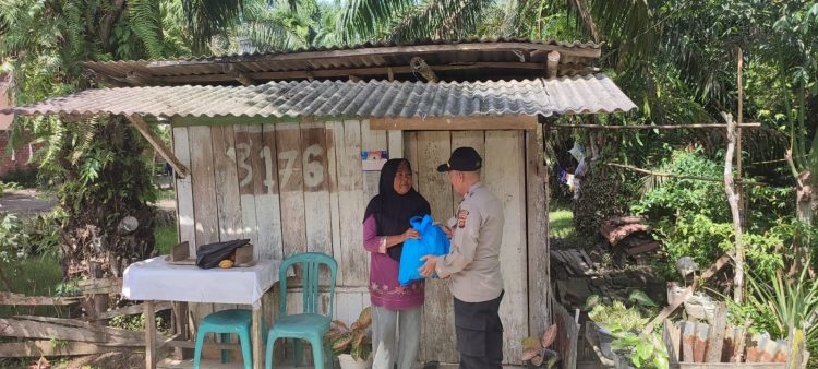 Polres Muaro Jambi gandeng DPD PWRI dan Tribrata TV bagikan puluhan sembako (foto: Humas PMJ)