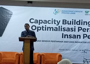 Kepala BPS Provinsi Jambi Agus Sudibyo saat membuka sosialisasi sensus pertanian 2023 (foto: deni)