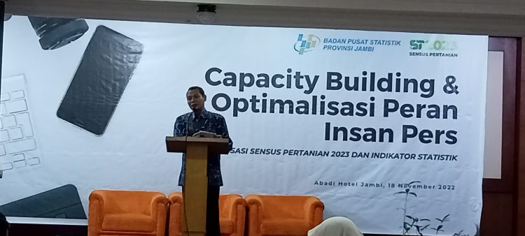 Kepala BPS Provinsi Jambi Agus Sudibyo saat membuka sosialisasi sensus pertanian 2023 (foto: deni)