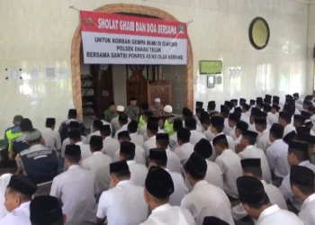 Personel Kepolisian dari Poslek Danau Teluk bersama santri pondok pesantren As'ad Olak Kemang gelar shalat ghaib dan doa bersama untuk korban gempa bumi di Cianjur (foto: Ist)