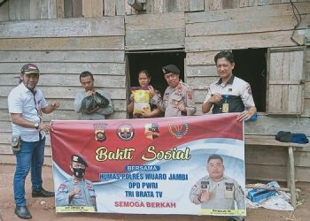 Kasi Humas Polres Muarojambi, AKP Amradi bersama DPD PWRI Provinsi Jambi dan Tribata TV saat menyalurkan bantuan sembako di salah satu rumah warga. (Dok istimewa)