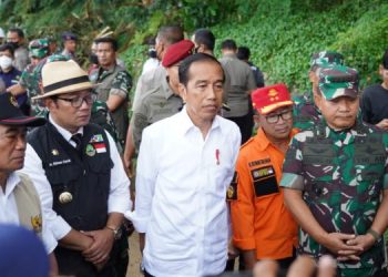 Presiden RI didampingi Kepala Staf TNI Angkatan Darat dan Menko PMK meninjau langsung lokasi terdampak gempa bumi Cianjur. (Dok Dispenad)