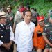 Presiden RI didampingi Kepala Staf TNI Angkatan Darat dan Menko PMK meninjau langsung lokasi terdampak gempa bumi Cianjur. (Dok Dispenad)