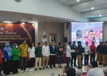 KPU mengumumkan 17 partai politik yang dinyatakan lolos sebagai peserta Pemilu 2024, Rabu (14/12/2022). (Liputan6.com/ Nanda Perdana Putra)