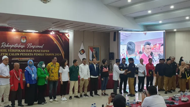 KPU mengumumkan 17 partai politik yang dinyatakan lolos sebagai peserta Pemilu 2024, Rabu (14/12/2022). (Liputan6.com/ Nanda Perdana Putra)