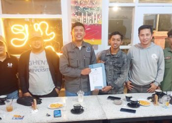 Pengurus DPD PJS saat menyerahkan SK DPC Tanjab Barat, Senin (26/12/2022).