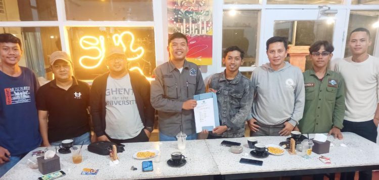 Pengurus DPD PJS saat menyerahkan SK DPC Tanjab Barat, Senin (26/12/2022).