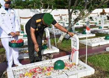 Komandan Korem 042/Gapu Brigjen TNI Supriono.,S.IP., M.M. saat berziarah di TMP Satria Bhakti Kota Jambi [dok dispenad]