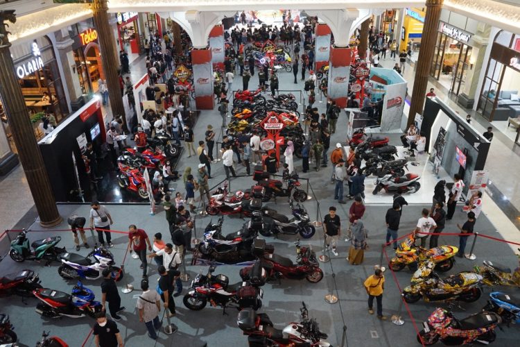 Caption foto:
AHM_HMC_01: Para peraih gelar National Champions Honda Modif Contest 2022 (kiri-kanan): Gema Merdeka Goeyardi-Jakarta pemenang kategori Sport, Dewa Putu Putra Pratama-Bali modifikator terbaik kelas Free For All (FFA), dan Ruslan-Makassar, terbaik pada kelas Matic & Cub.
AHM_HMC_02: Salah satu juri Honda Modif Contest 2022 sedang melakukan penilaian dan verifikasi peserta pada Final Battle di Yogyakarta.
AHM_HMC_03&04: Suasana pengunjung Honda Modif Contest 2022 di Sleman City Hall, Sleman, Daerah Istimewa Yogyakarta, Sabtu (17/12).