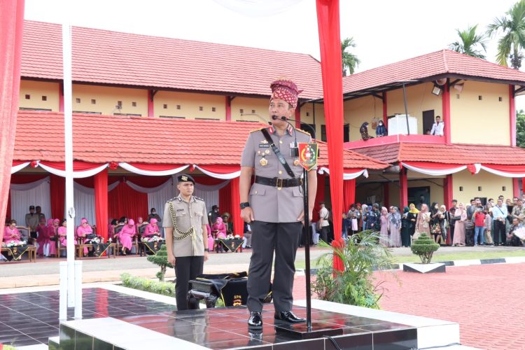 Foto: Irjen Pol. Rusdi Hartono  memimpin upacara Penutupan Pendidikan Pembentukan dan Pelantikan