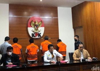 KPK resmi menahan Wakil Ketua DPRD Jawa Timur Sahat Tua Simandjuntak bersama 3 tersangka lain. (M Hanafi A/detikcom)