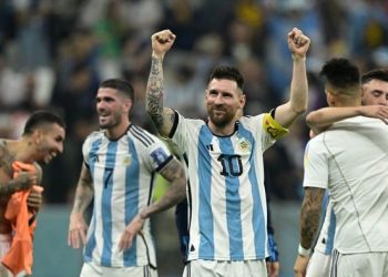 Messi (10) berhasil meloloskan Argentina ke final Piala Dunia 2022. Foto: AFP via Getty Images/JUAN MABROMATA