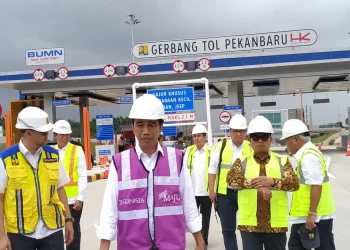 Presiden Joko Widodo (Jokowi) meninjau ruas Tol Pekanbaru-Dumai seksi 1 pada Jumat, 21 Februari 2020 ini.