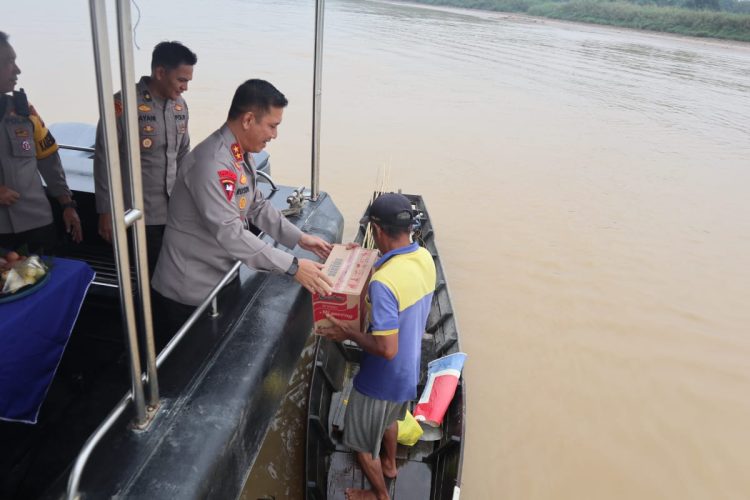 Kapolda Jambi menyerahkan bantuan kepada nelayan yang sedang mencari ikan, yang ia temui di pinggiran Sungai Batanghari Selasa (3/1/2023).(dok Humas Polda Jambi)