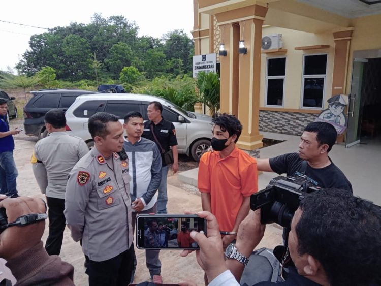 Kapolsek Sungai Gelam saat konferensi pers bersama wartawan (foto: Subhan)