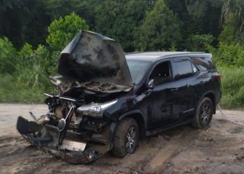 Proses evakuasi mobil Ketua DPRD Tanjab Barat yang mengalami kecelakaan tunggal di Desa Serdang Jaya, Kecamatan Betara, Tanjab Barat, Jumat sore (13/1/2023). (Foto Wahyu Jati)