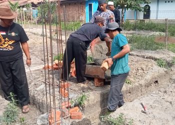 Kades Sungai Gelam saat gotong royong di pembangunan Gedung MWC NU Kecamatan Sungai Gelam (dok. Deni)