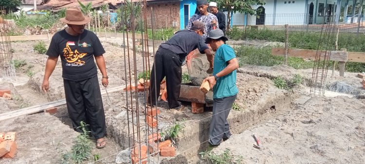 Kades Sungai Gelam saat gotong royong di pembangunan Gedung MWC NU Kecamatan Sungai Gelam (dok. Deni)