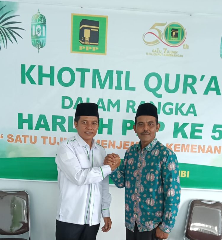 Fathurrahman saat berfoto dengan Mohamad Taufiq Ketua DPC PPP  Kabupaten Muaro Jambi (foto: Dn)