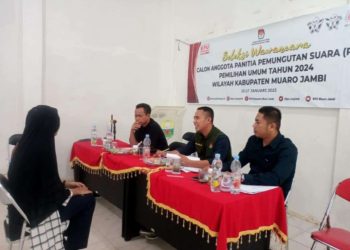 Komisioner KPU Muaro Jambi Andi Agusri didamping Ketua PPK Sungai Gelam saat melaksanakan Tes Wawancara calon PPS (dok. Salimbai.id/Deni)