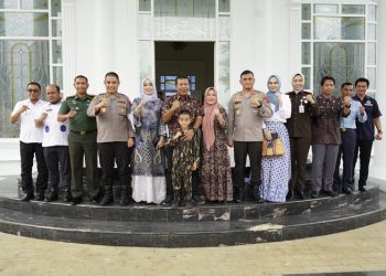 Pemkab Tanjab Timur bersama Kapolres Tanjab Timur yang lama dan yang baru. (Foto Diskominfo Tanjab Timur)