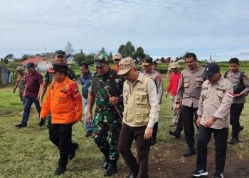 Gubernur Jambi, Alharis (rompi oranye) saat berada di Kerinci untuk memimpin apel kesiapsiagaan erupsi Gunung Kerinci, Sabtu (14/1/2023). (dok. Salimbai.id/Wahyu)