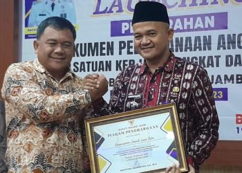 Camat Suharyanto saat terima penghargaan dari PJ Bupati Muaro Jambi (dok. Ist)