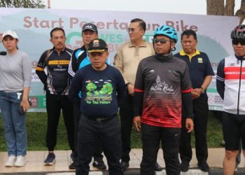 Pelepasan Fun Bike Gowes to Gambut oleh Gubernur Jambi, Al Haris, di depan rumah dinasnya, , Sabtu (4/2/2023). (Foto Diskominfo Provinsi Jambi/ Agus Suprianto)