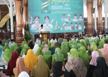 Wakil Gubernur Jambi, Abdullah Sani, memberikan kata sambutan dalam acara Istighotsah memperingati 1 Abad Nahdlatul Ulama yang berlangsung di Masjid Agung Al Falah Kota Jambi, Sabtu (4/2/2023). (Foto Diskominfo Provinsi Jambi/Agus Suprianto)