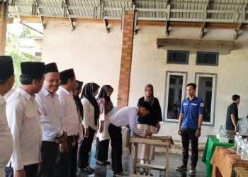 Ketua Panwascam Sungai Gelam saat melantik PPKD Se-kecamatan Sungai Gelam (dok. Salimbai.id)