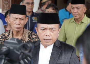 Gubernur Jambi, Al Haris, saat diwawancarai awak media setelah melepas Kontingen PWI Provinsi Jambi untuk mengikuti HPN 2023 Medan. (Foto Diskominfo Provinsi Jambi/Harun)