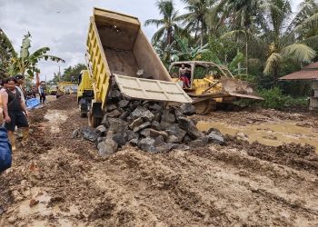 Proses penanganan darurat ruas jalan yang rusak di Tanjungjabung Timur, Selasa (31/1/2023). [Foto Diskominfo Tanjab Timur]