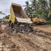 Proses penanganan darurat ruas jalan yang rusak di Tanjungjabung Timur, Selasa (31/1/2023). [Foto Diskominfo Tanjab Timur]