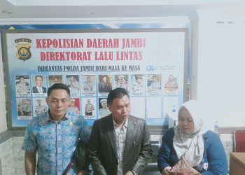 Anggota DPRD Provinsi Jambi saat kunjungan ke Ditlantas Polda Jambi, Kamis (2/2/2023). [dok Selayang.id/Manan]