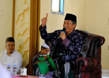 Abdullah Sani, saat tausiah di Masjid Al Muhajirin Desa Pulau Bayur, Kecamatan Pamenang Selatan, Kabupaten Merangin, Jambi, Selasa (7/2/2023). (Foto Diskominfo Provinsi Jambi)