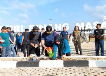 Gubernur Jambi, Al Haris saat melakukan penananam pinang (dok. Rk)