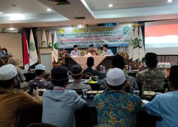 Gubernur Jambi Al Haris saat membuka pelantikan kepemimpinan manajemen organisasi pemuda rema masjid (dok. Rk)