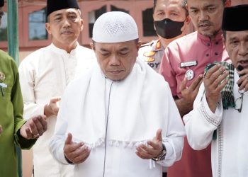 Gubernur Al Haris saat membaca Doa (foto: Hori - Kominfo)