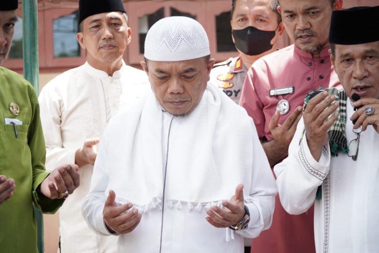 Gubernur Al Haris saat membaca Doa (foto: Hori - Kominfo)